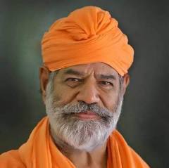 स्वस्तिश्री चारुकीर्ति भट्टारक स्वामी जी