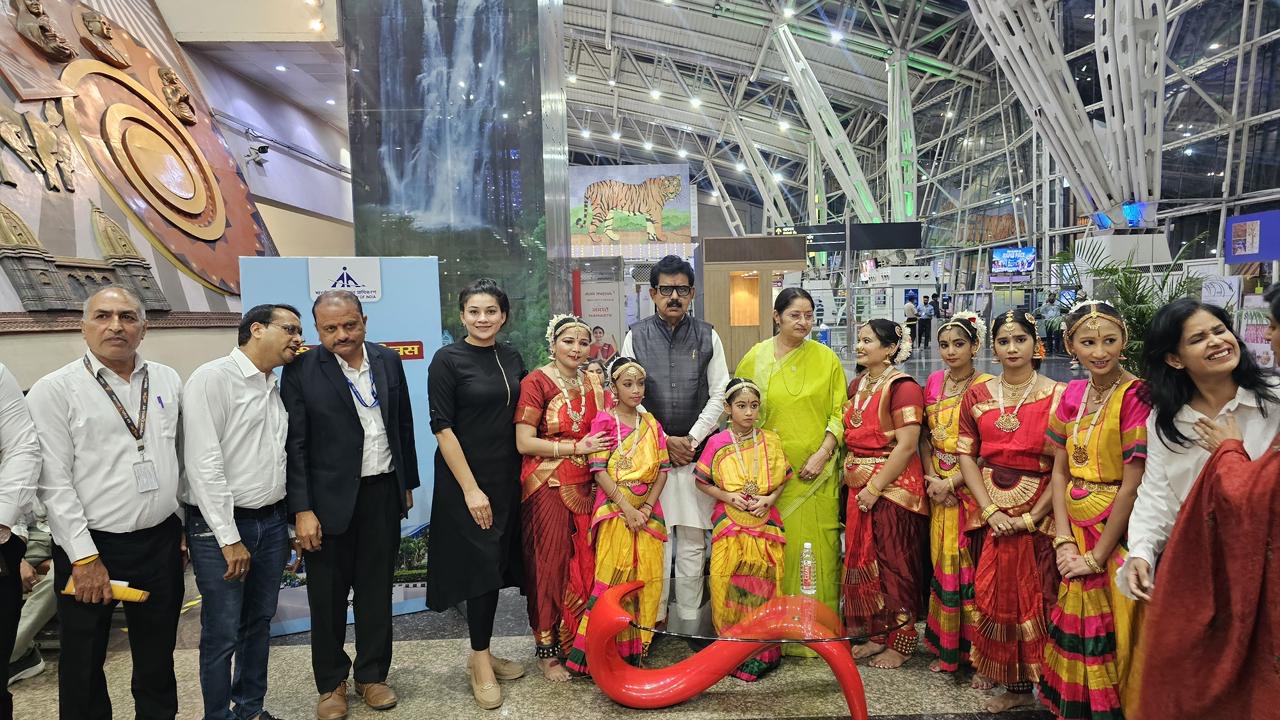 इंदौर विमानतल पर ‘यात्री सुविधा दिवस’ का भव्य आयोजन, आरोहण परिवार की सदस्य की सांस्कृतिक प्रस्तुतियों ने जीता सभी का दिल : केंद्रीय मंत्री अन्नपूर्णा देवी रहीं मुख्य अतिथि, समर्पणम डांस एकेडमी की मनमोहक प्रस्तुतियों ने बिखेरा भारतीय संस्कृति का रंग